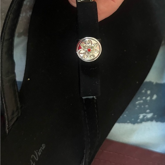 Magnolia & Vine flat sandals with snap-on charms - Picture 5 of 10